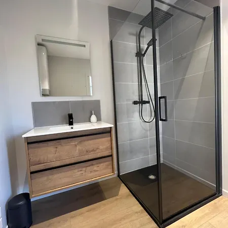 Conteneur Design Avec Jacuzzi - Bord De Foret